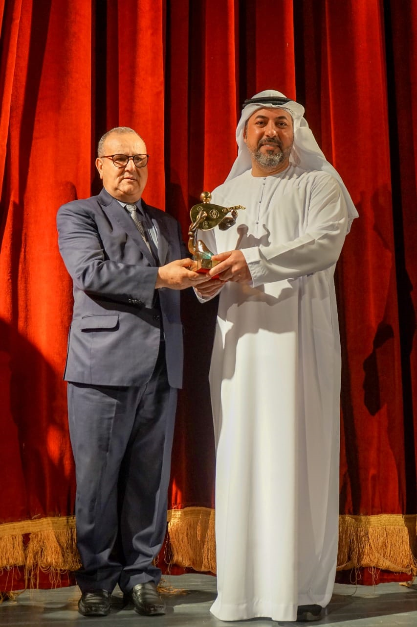احتفاءً بالفنّ الإماراتي ومسيرة الفنّان المليئة بالمنجزات  الإماراتي علي عبيد يحصد جائزة زرياب للمهارات 2022